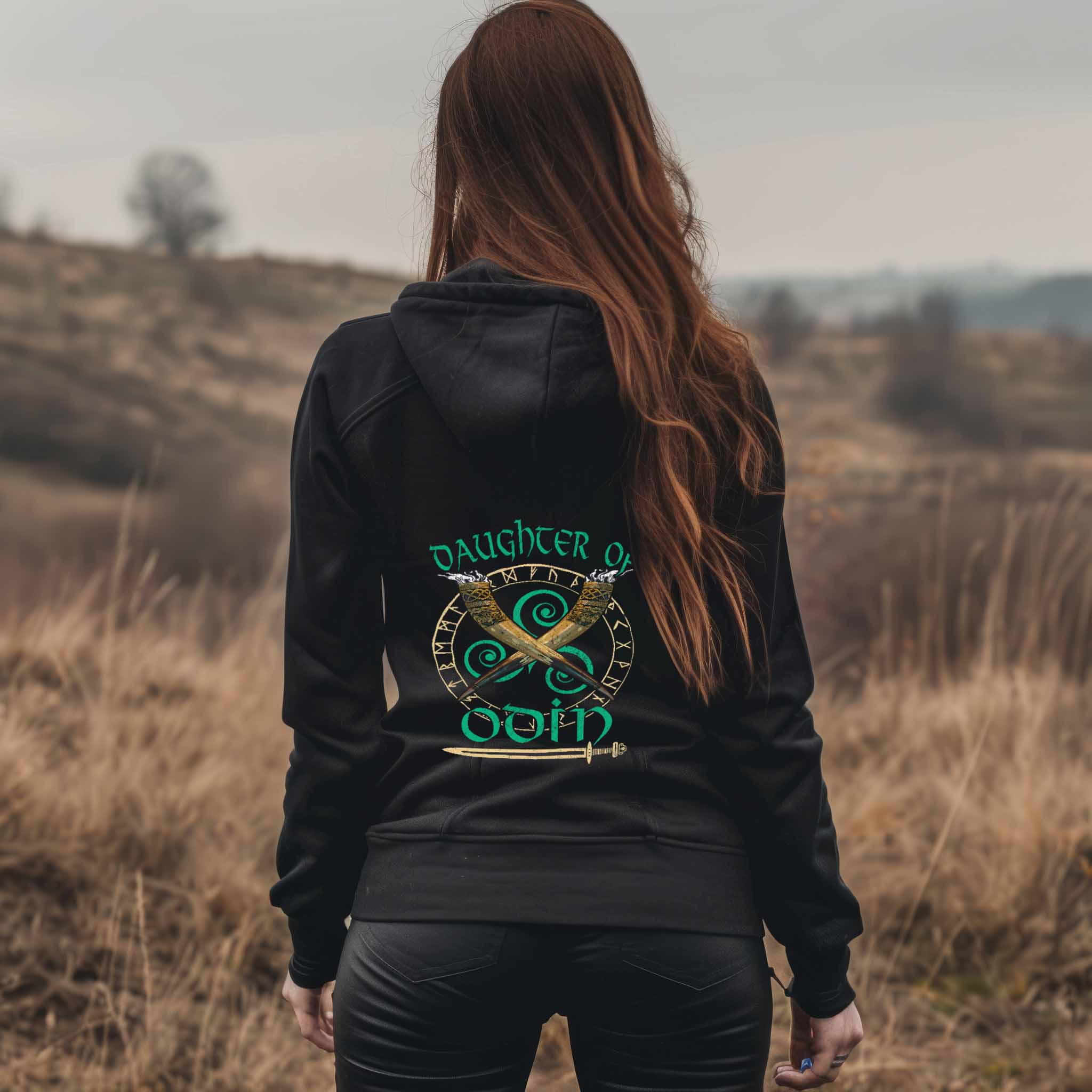 Schildmaiden Premium Hoodie - "Daughter of Odin" mit Runenkreis und Trinkhörnern