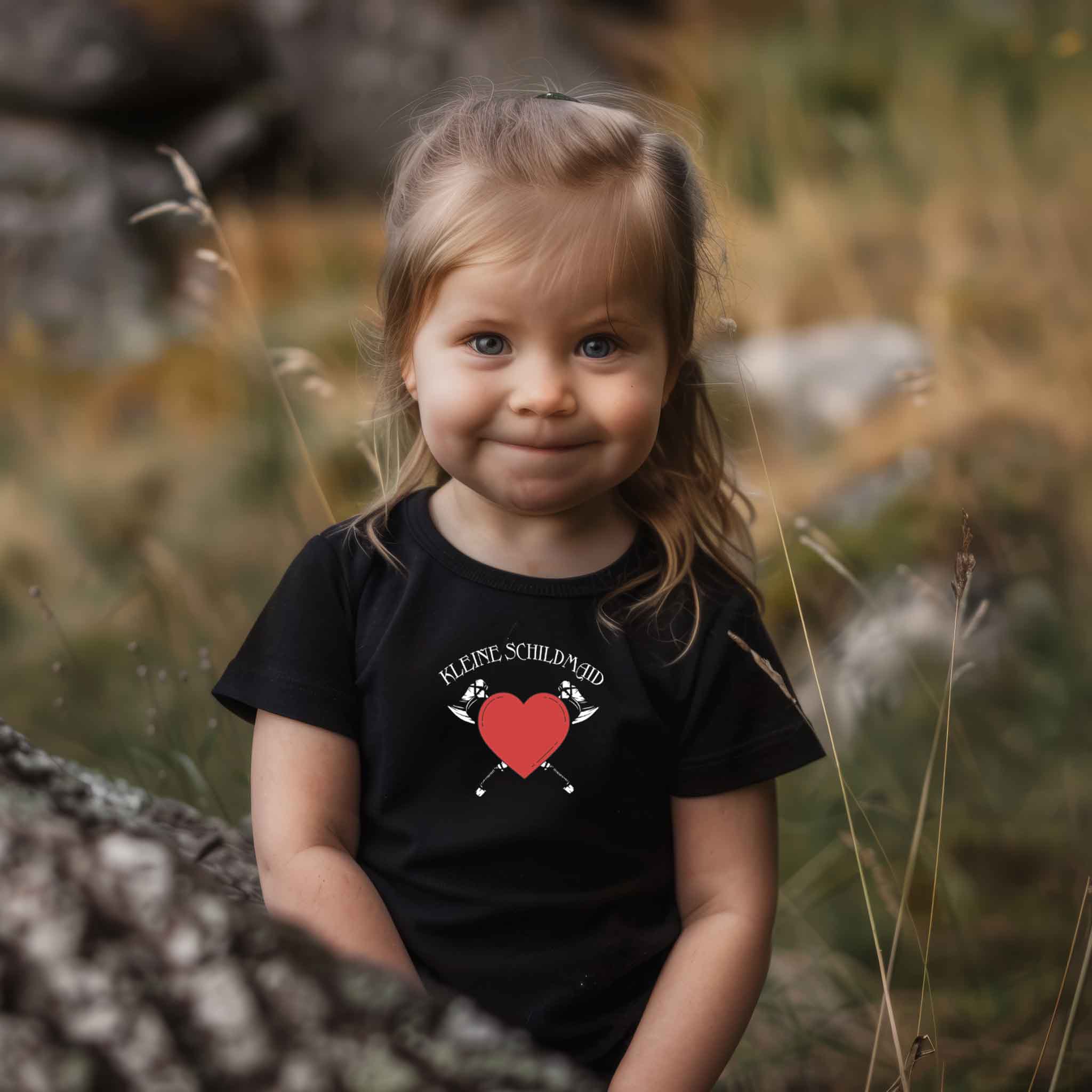 Baby T-Shirt 'Kleine Schildmaid' – Mut und Liebe im Wikinger-Stil