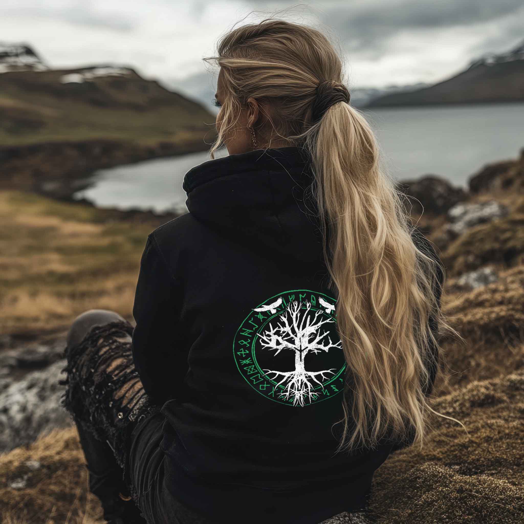 Wikinger Premium Hoodie Odins Raben Weltenbaum mit Runenkreis - Nordic Viking Wear