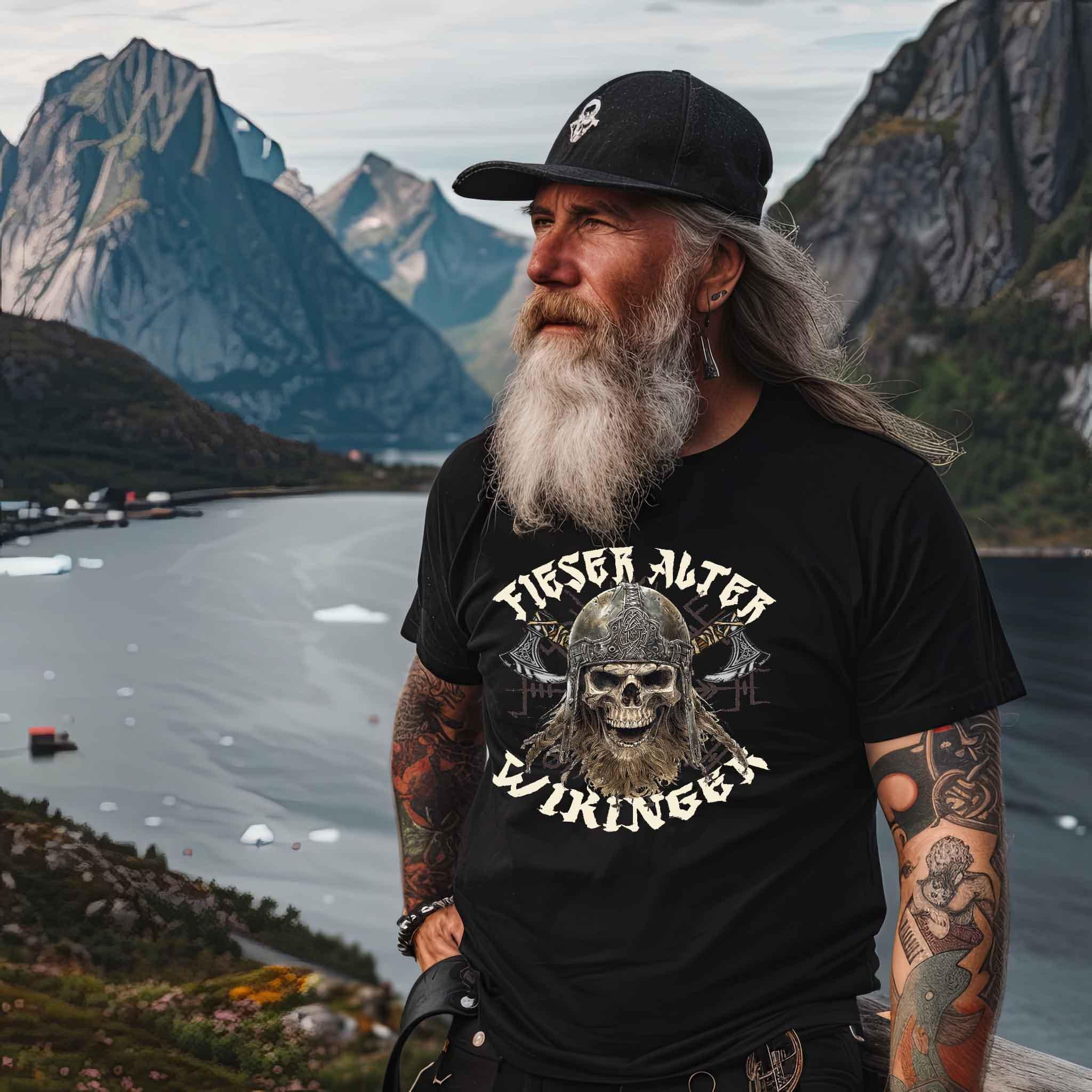 Fieser Alter Wikinger - Lustiges Wikinger-Premiumshirt mit Helm und Äxten - Nordic Viking Wear