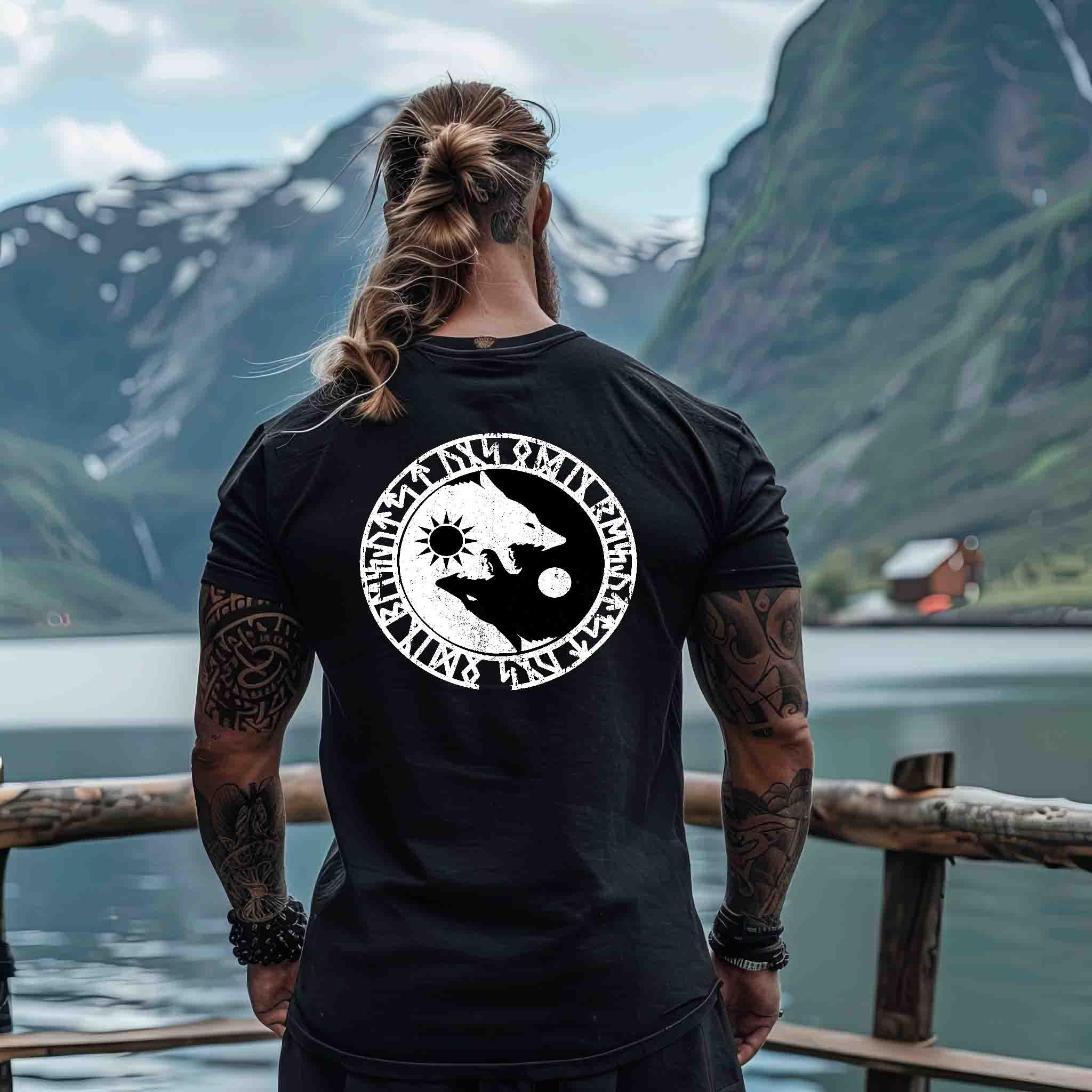 Wikinger Premiumshirt - Geri und Freki, Odins Wölfe mit Runenkreis - Nordic Viking Wear