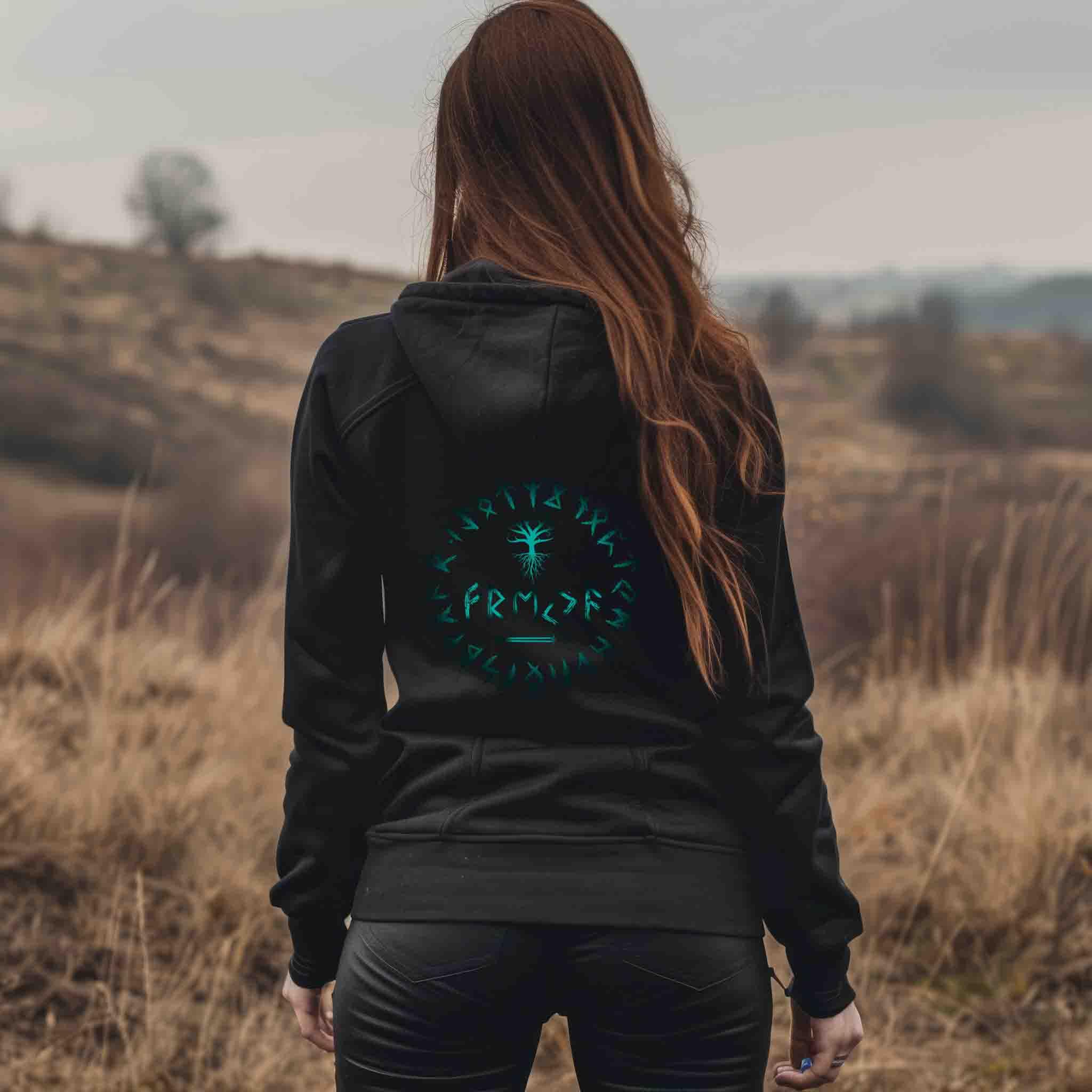 🌲 Zipp-Hoodie „Yggdrasil – Runen der nordischen Kraft“ ⚔