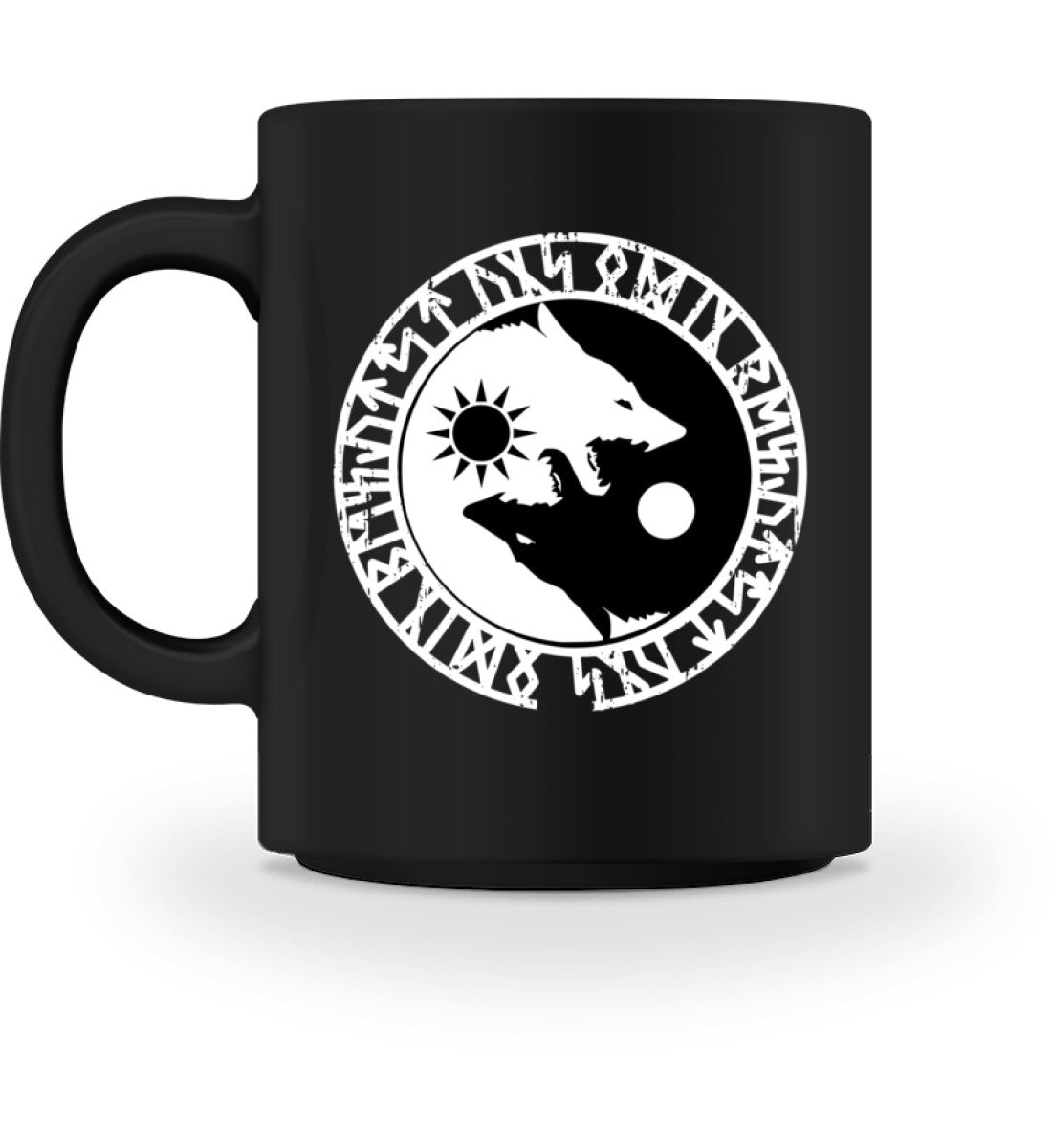 Schwarze Wikinger-Tasse mit Geri und Freki Design, umgeben von Runenkreis, inspiriert von nordischer Mythologie und Odin's Wölfen